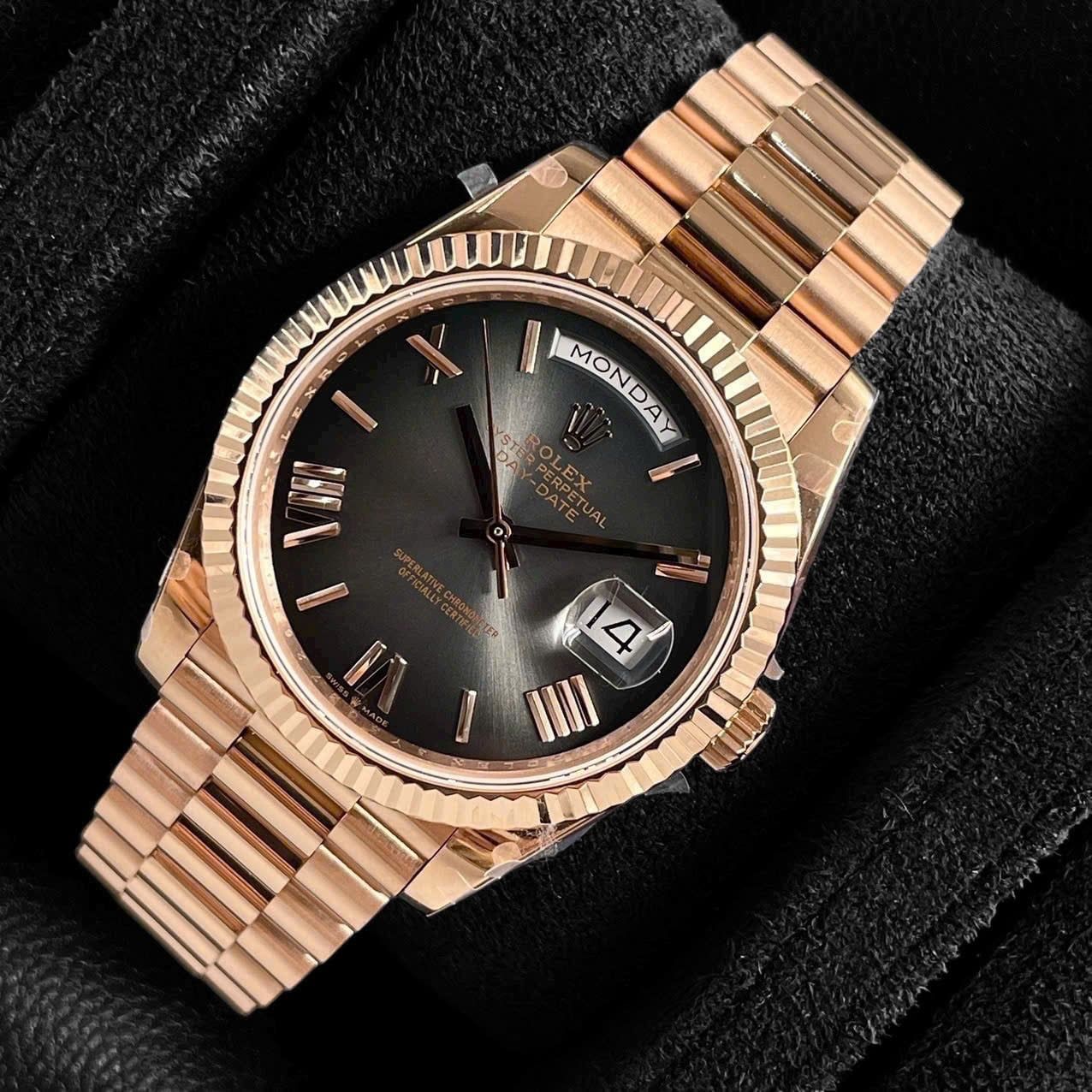 Rolex Day-Date 40mm Vàng Hồng Mặt Số Đá Ombre Cọc Số La Mã