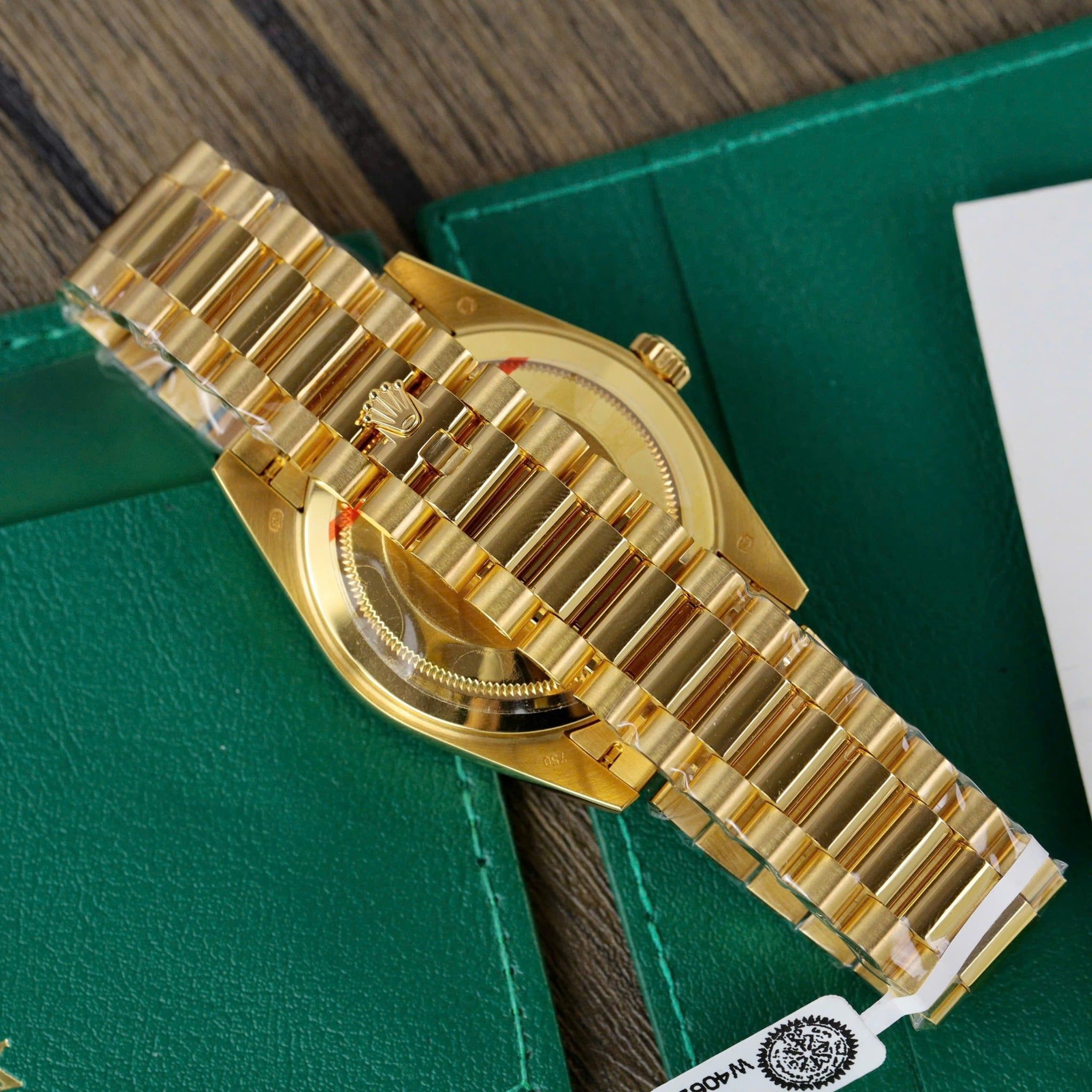 Rolex Day-Date 40mm bản chế tác riêng Mặt số Xà cừ Bezel Kim Cương