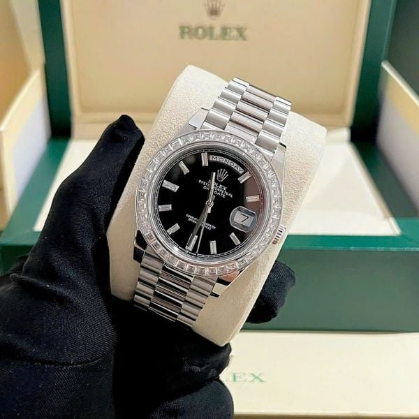 Rolex Day-Date 40mm Bezel Kim Cương và Mặt Số Đen