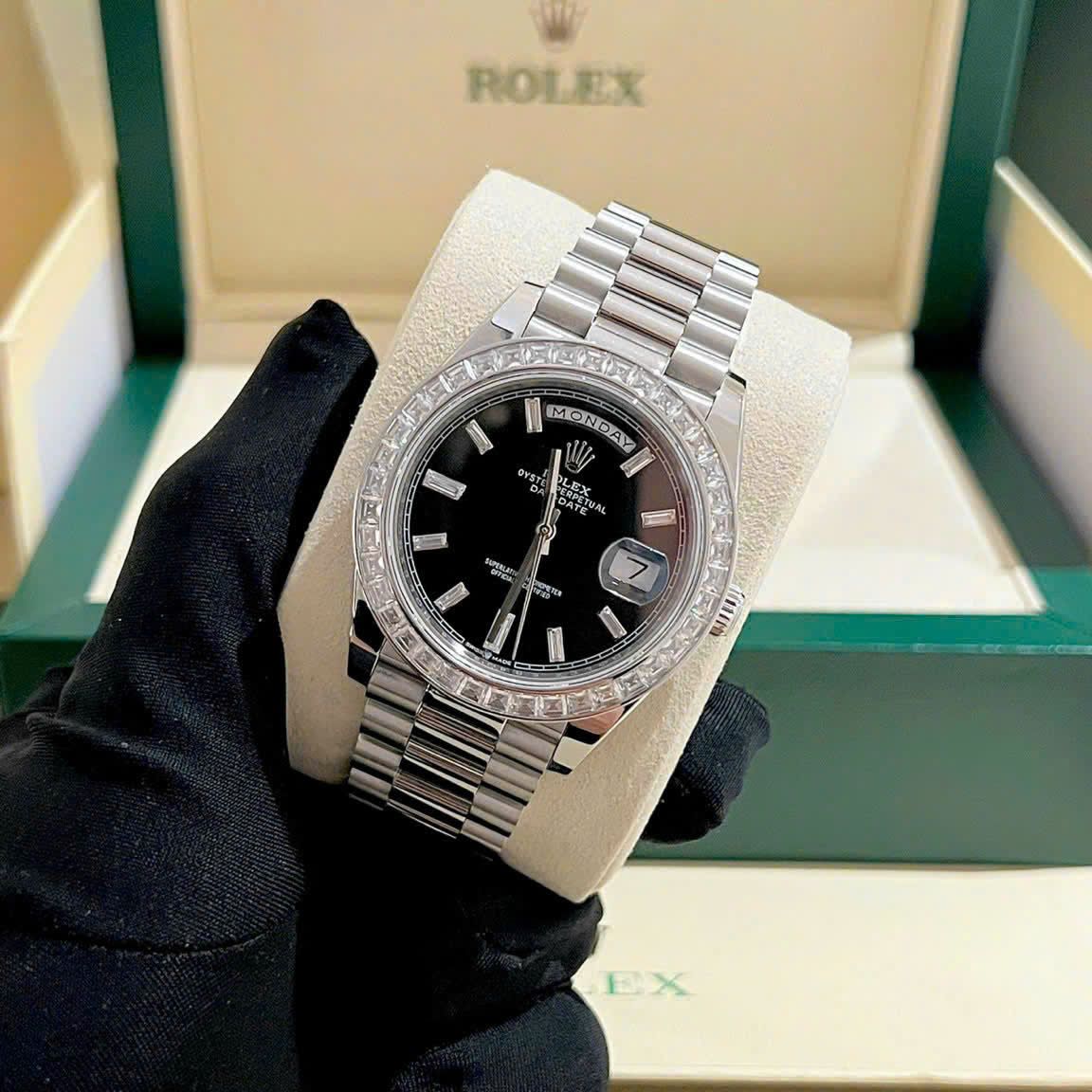 Rolex Day-Date 40mm Bezel Kim Cương và Mặt Số Đen