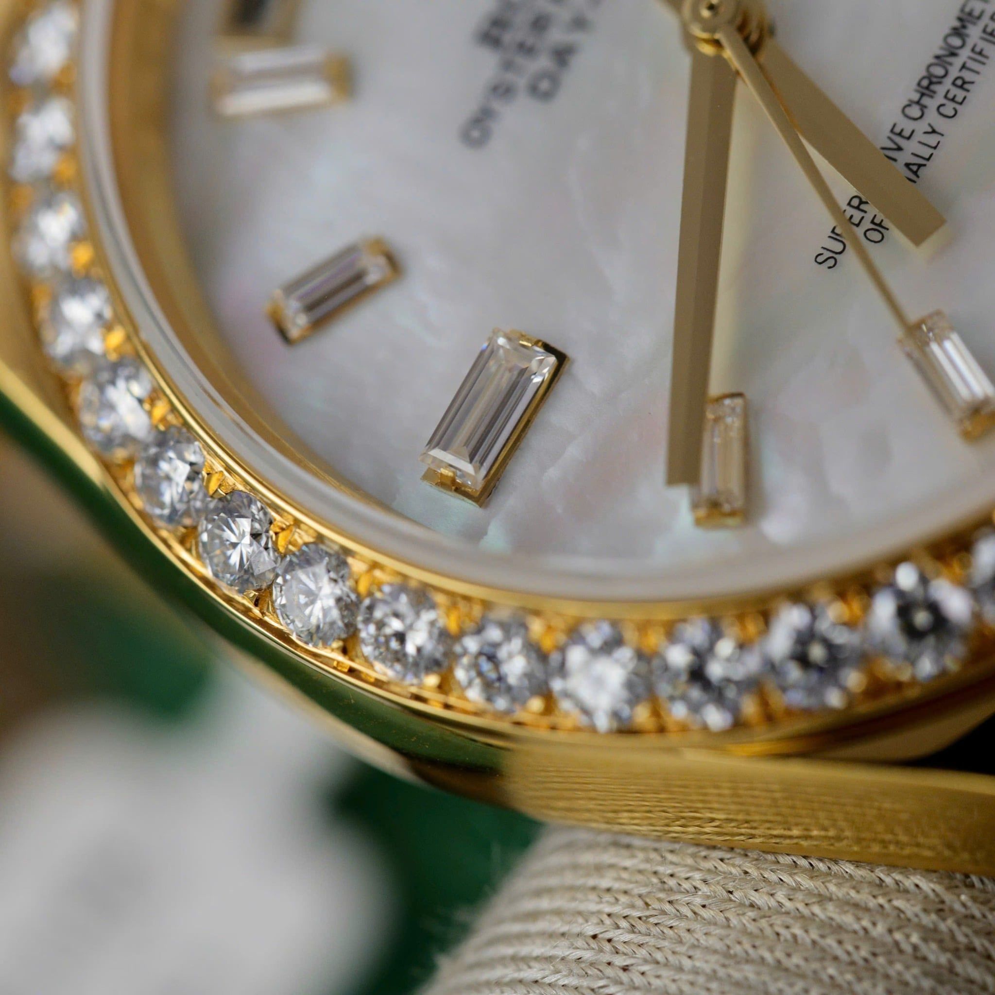 Rolex Day-Date 40mm bản chế tác riêng Mặt số Xà cừ Bezel Kim Cương