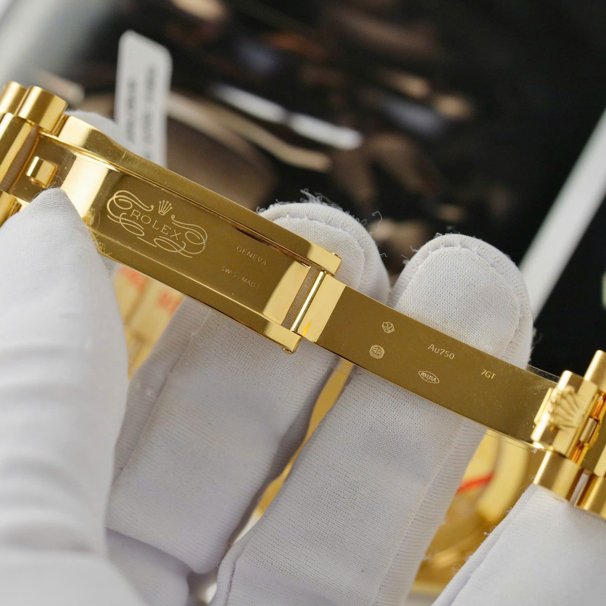 Rolex Day-Date 40mm Vàng 18K Bezel Sapphire Đỏ