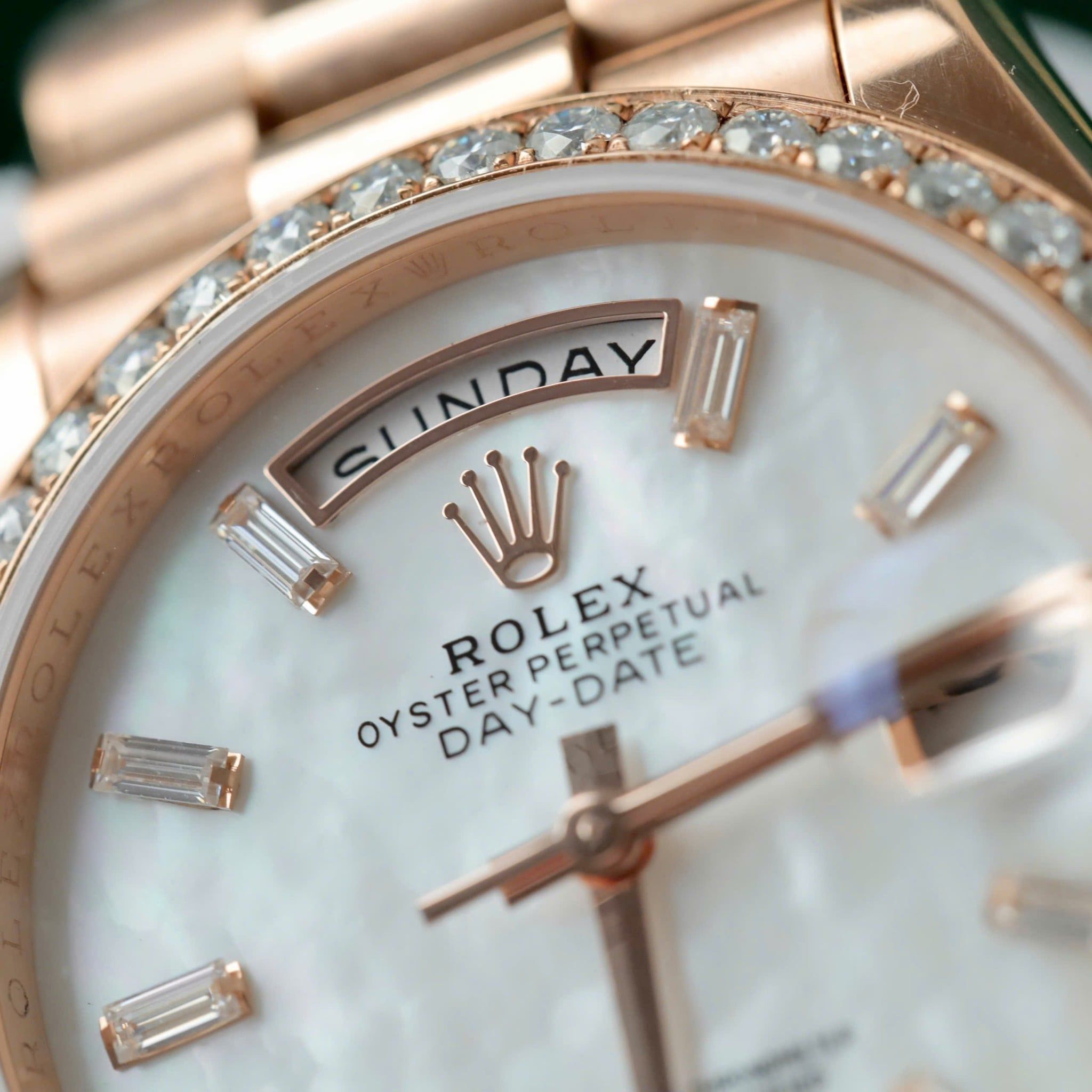 Rolex Oyster Perpetual Day-Date Vàng hồng Everose Mặt Số Xà Cừ Trắng