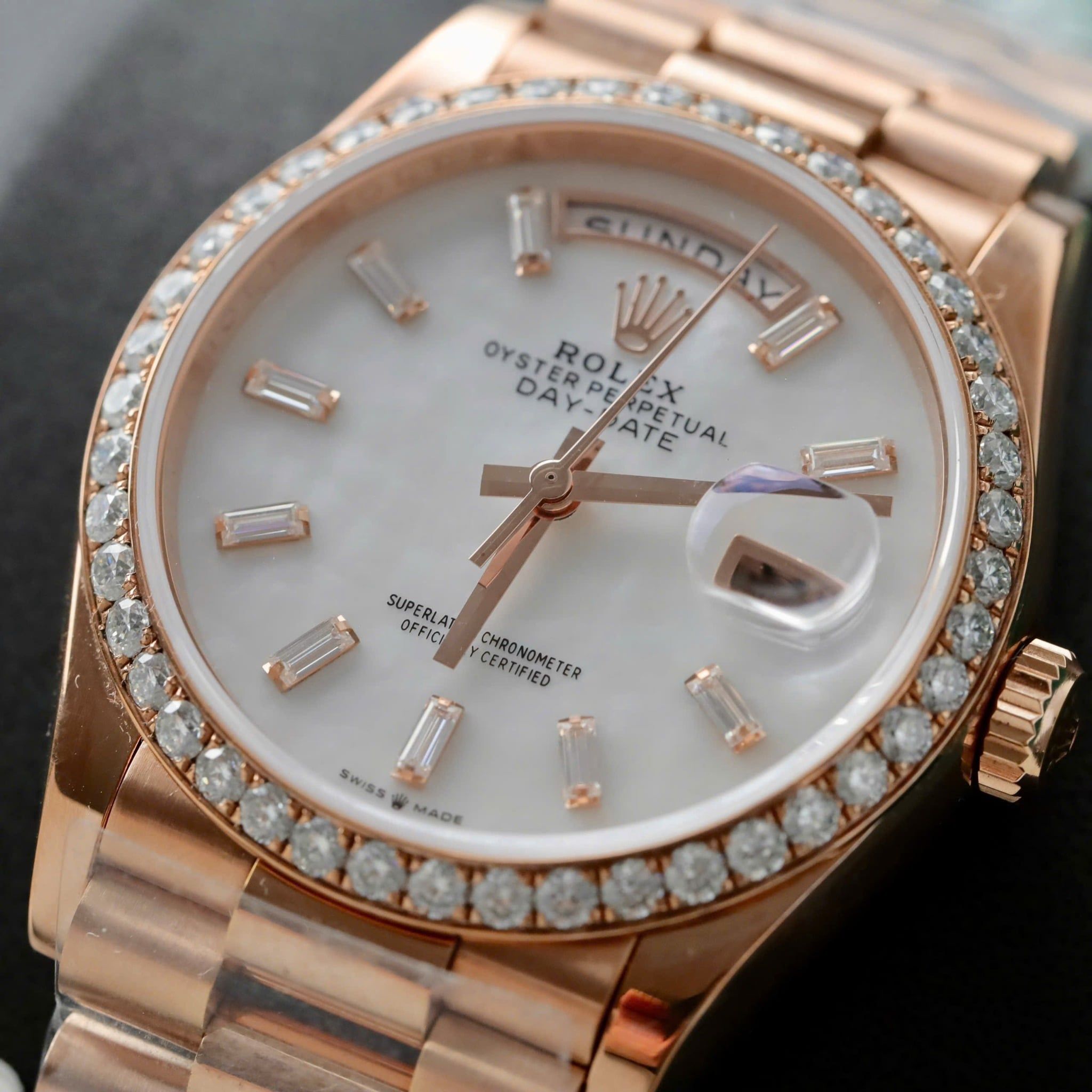 Rolex Oyster Perpetual Day-Date Vàng hồng Everose Mặt Số Xà Cừ Trắng