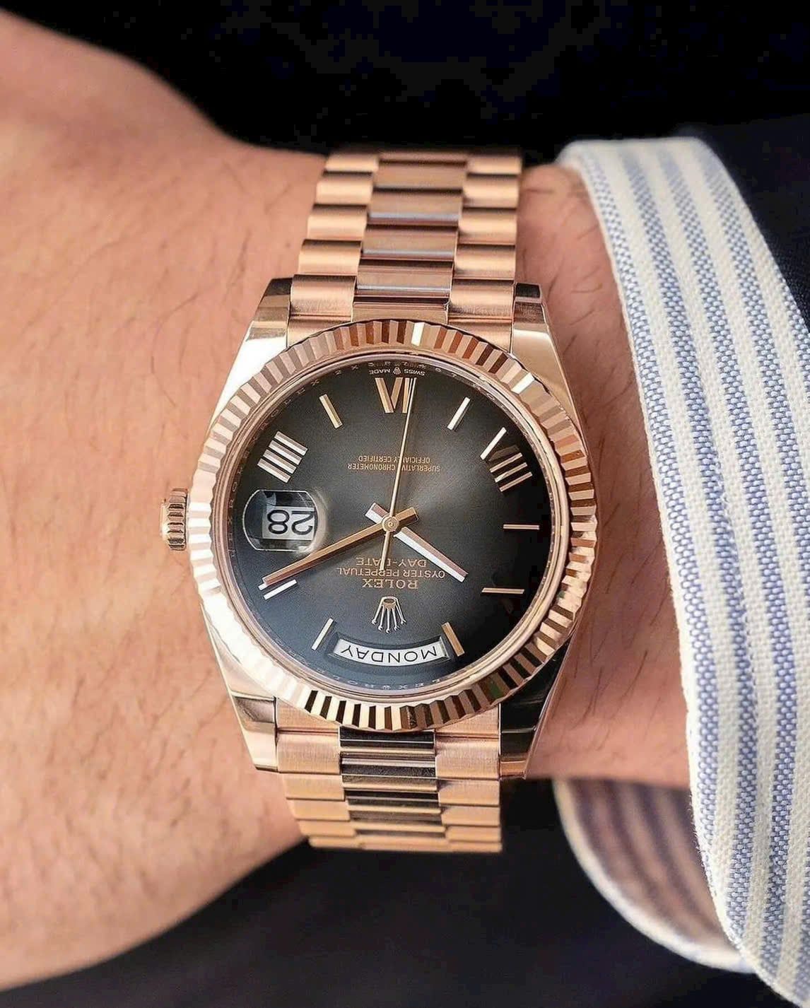 Rolex Day-Date 40mm Vàng Hồng Mặt Số Đá Ombre Cọc Số La Mã