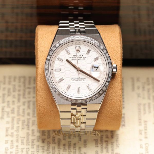 Rolex Land-Dweller với Vành Bezel Kim Cương Mặt Số Trắng