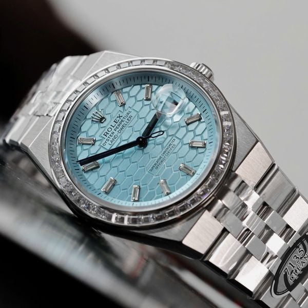 Rolex Land-Dweller với Vành Bezel Kim Cương Mặt Số Xanh Bạc Hà