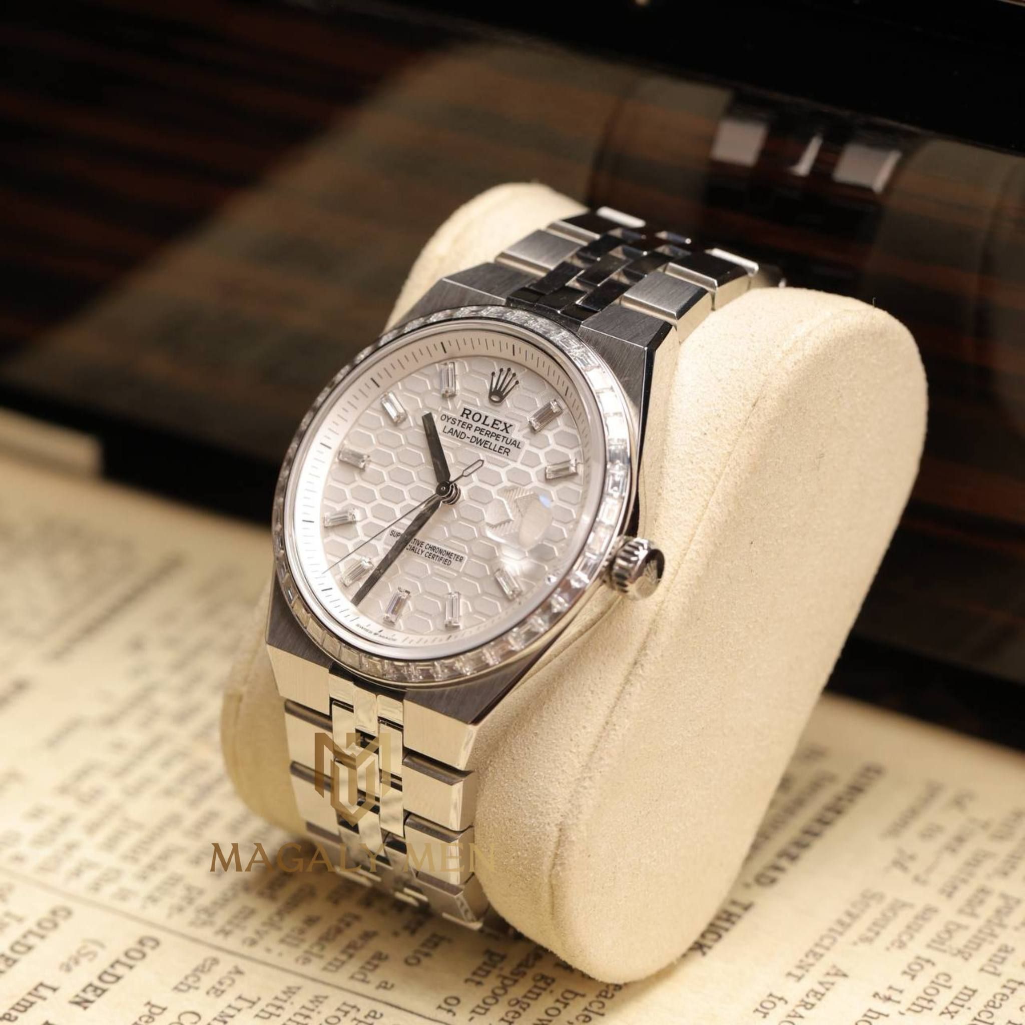 Rolex Land-Dweller với Vành Bezel Kim Cương Mặt Số Trắng
