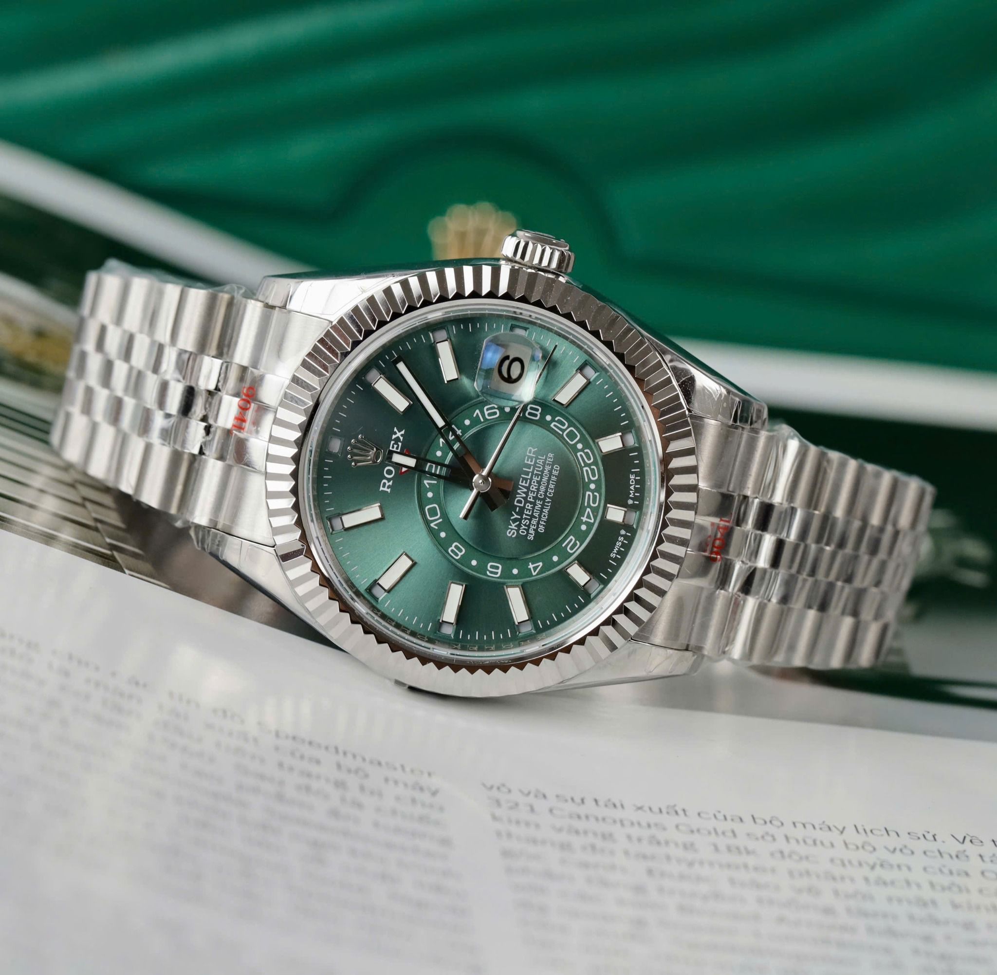 Rolex Sky-Dweller Mặt số màu Xanh Ô Liu