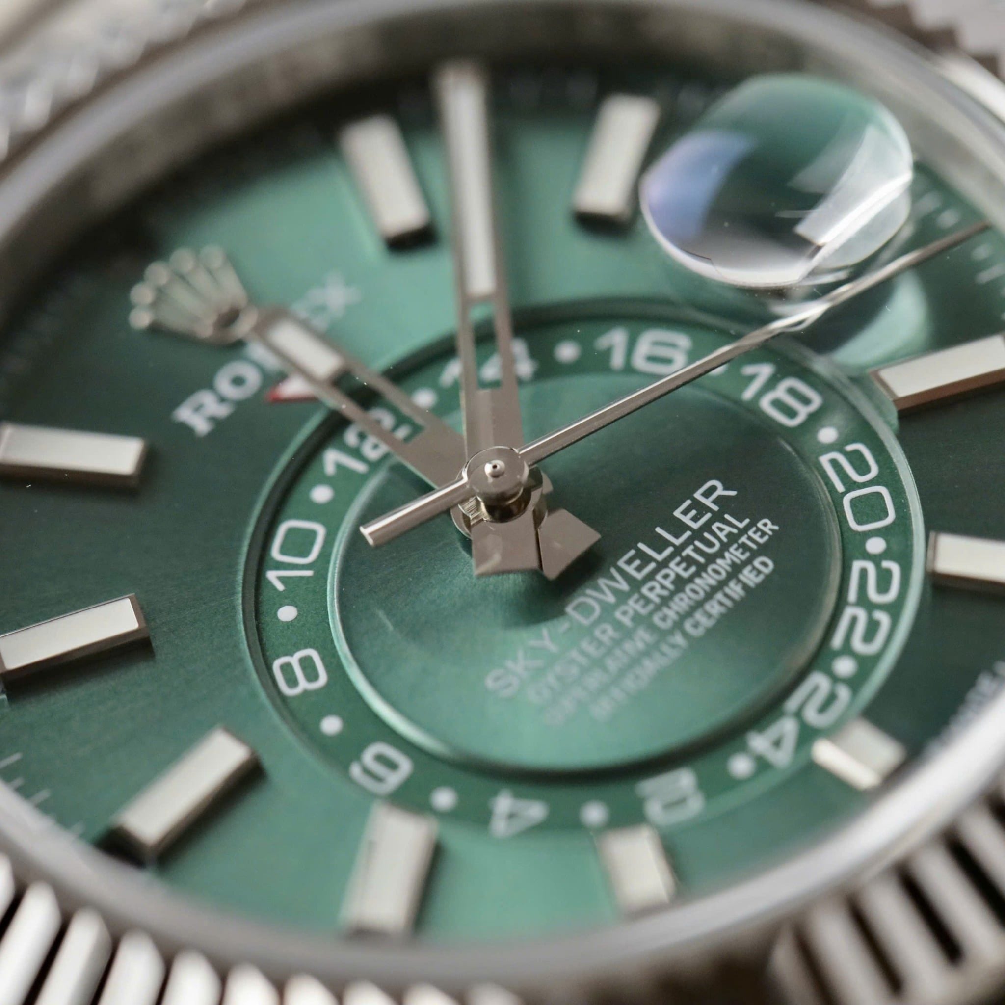 Rolex Sky-Dweller Mặt số màu Xanh Ô Liu