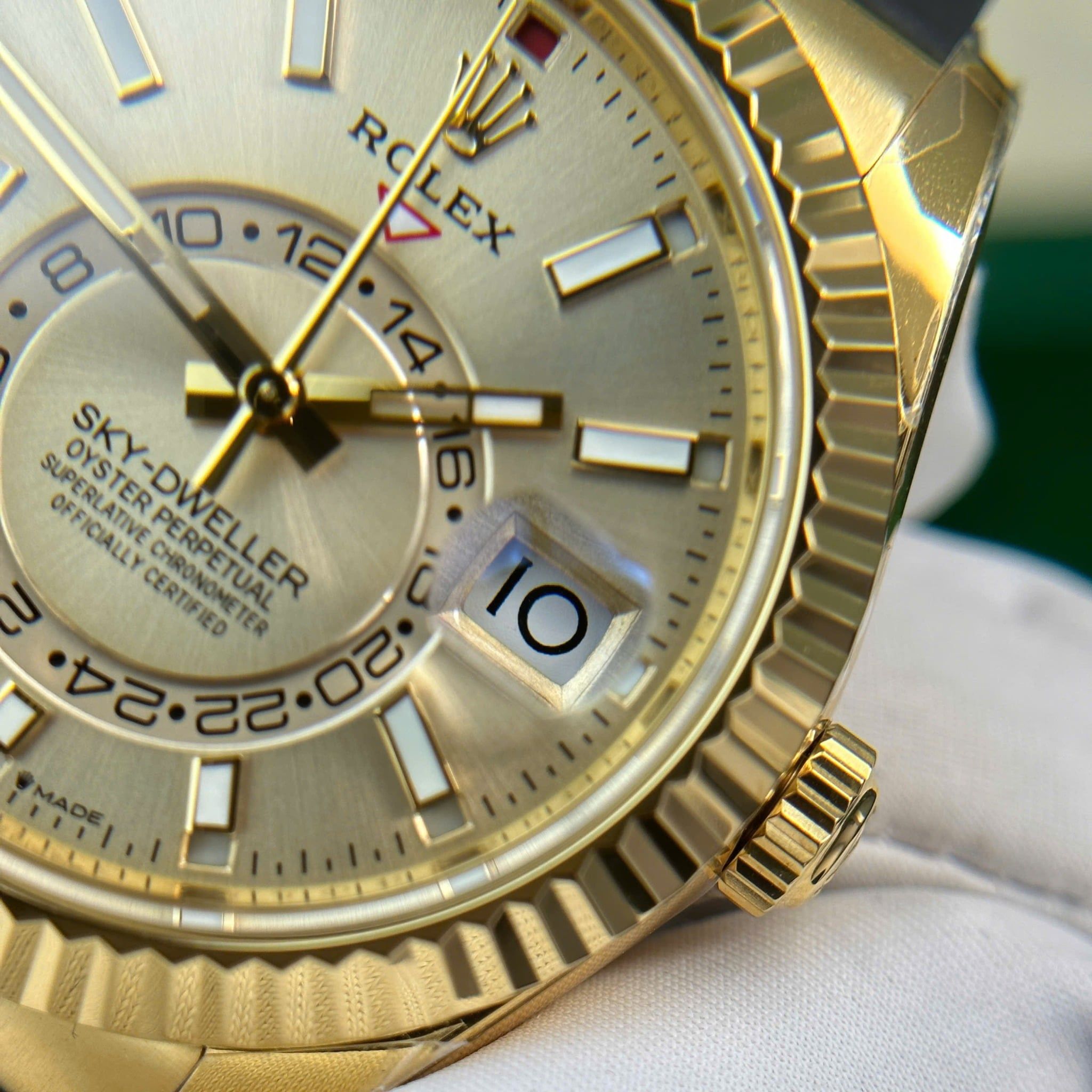 Rolex Sky-Dweller mặt số Champagne Oyster vàng 18k 336938