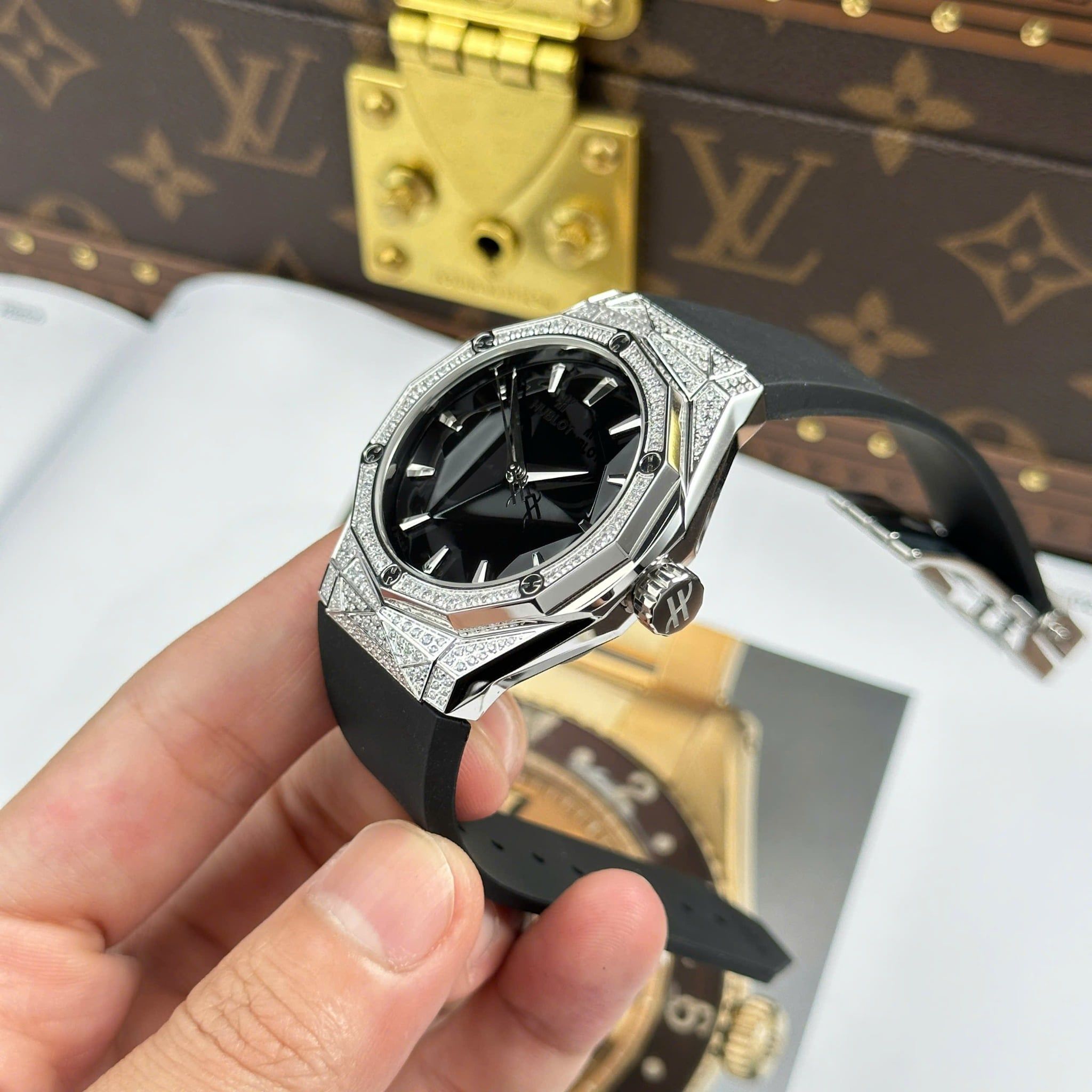 Đồng Hồ Hublot Classic Fusion Orlinski 40mm Rep 1:1 Chế Tác Chuẩn Hãng Thép Sịn - Full Kim Cương Moissanite