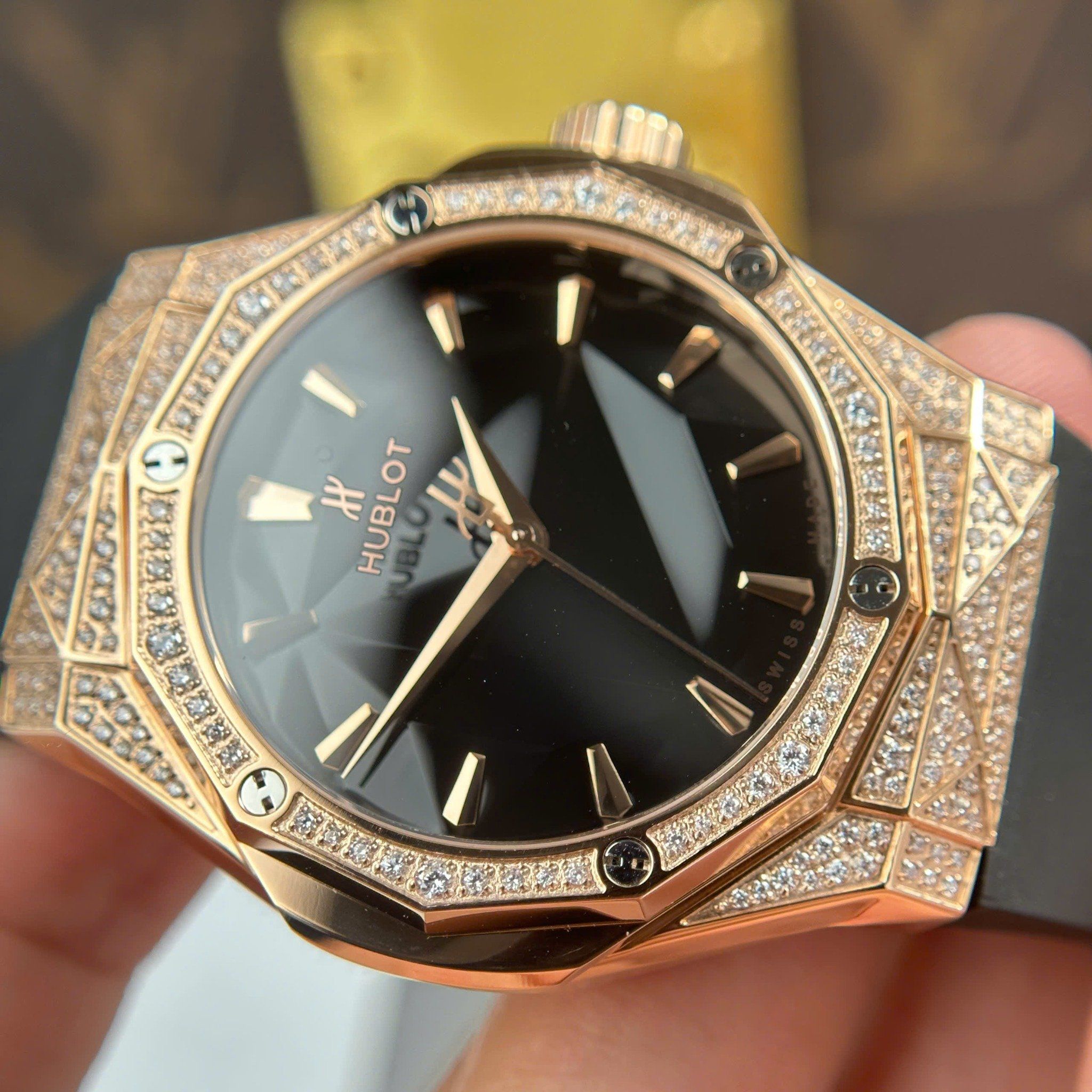 Đồng Hồ Hublot Classic Fusion Orlinski 40mm Rep 1:1 Chế Tác Chuẩn Hãng Mạ Vàng - Full Kim Cương Moissanite