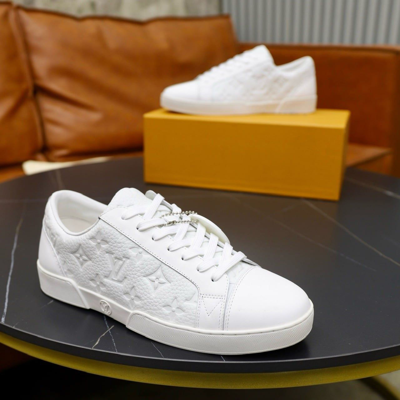 Giày Louis Vuitton LV Trainer da bê sần màu trắng, dập nổi họa tiết monogram