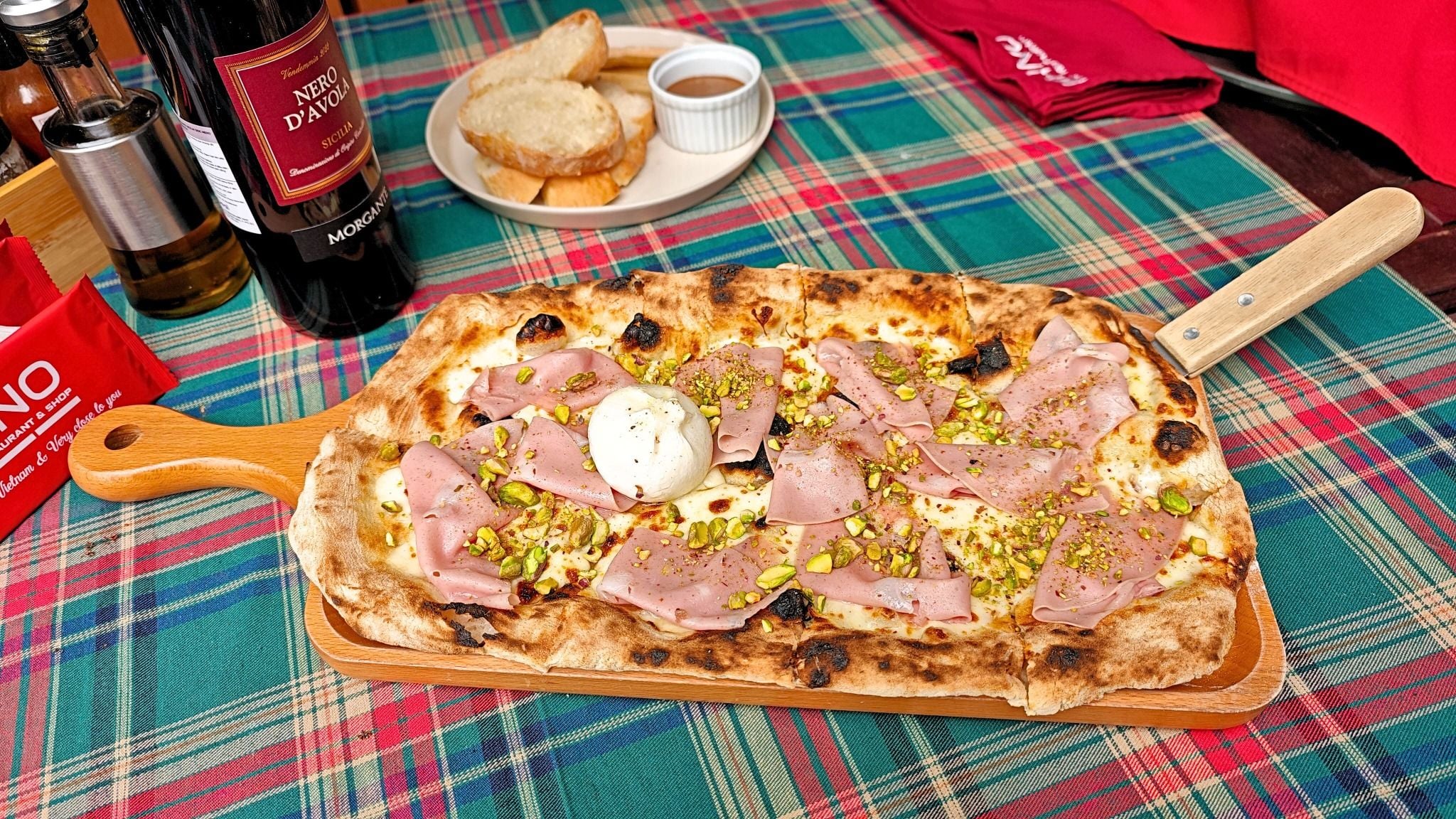  Pinsa Mortadella & Pistachio con Burrata Mini 