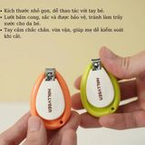 Bấm móng tay cho bé Hallysen