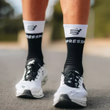  Tất chạy bộ Compressport Mid Compression Socks V2.0 - Black/White 