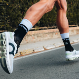  Tất chạy bộ Compressport Mid Compression Socks V2.0 - Black/White 