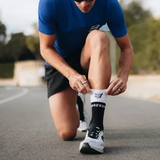  Tất chạy bộ Compressport Mid Compression Socks V2.0 - Black/White 
