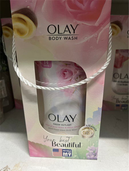 OLAY_Hộp Quà Sữa Tắm Fresh Radiance Strawberry & Mint Body Wash 650ml