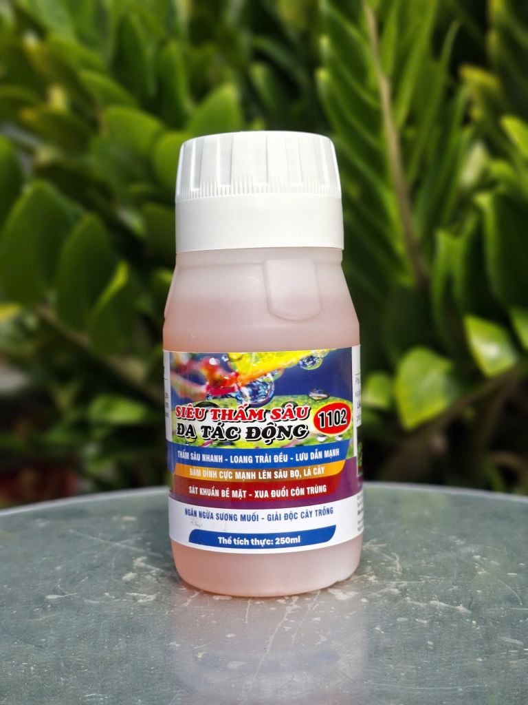 (250ml) SIÊU THẤM SÂU - ĐA TÁC ĐỘNG 1102: siêu thấm sâu, siêu trợ lực, loang trải đều, thấm sâu nhanh, bám dính cực mạnh lên sâu bọ, lá cây, sát khuẩn bề mặt - xua đuổi côn trùng, ngăn ngừa sương muối - giải độc cây trồng