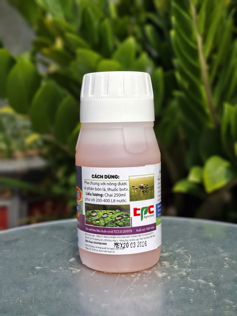 (250ml) SIÊU THẤM SÂU - ĐA TÁC ĐỘNG 1102: siêu thấm sâu, siêu trợ lực, loang trải đều, thấm sâu nhanh, bám dính cực mạnh lên sâu bọ, lá cây, sát khuẩn bề mặt - xua đuổi côn trùng, ngăn ngừa sương muối - giải độc cây trồng