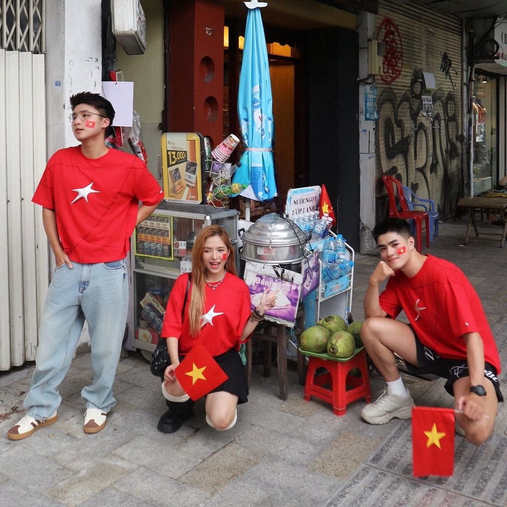 SILVER STAR BOXY TEE