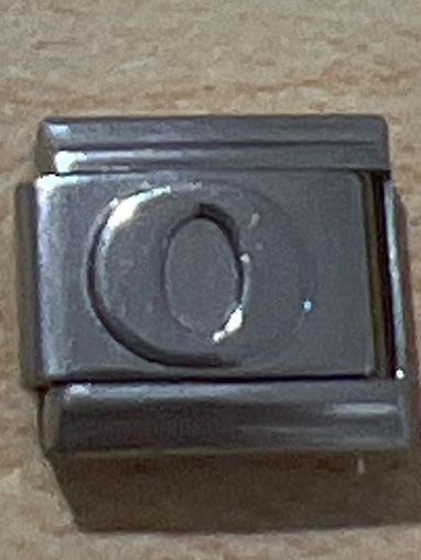 Chữ O bạc có chân