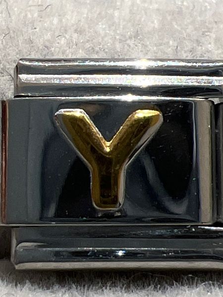Chữ cái vàng nổi