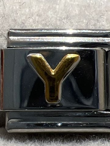 Chữ cái vàng nổi