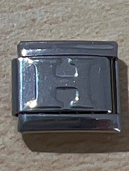 Chữ H bạc có chân