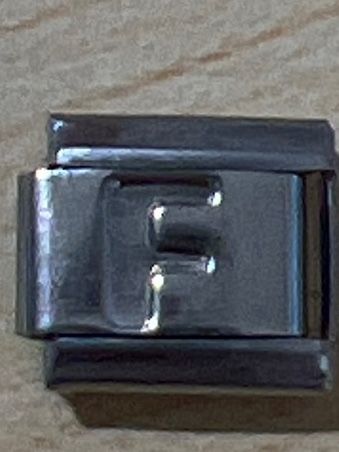 Chữ cái bạc chìm không chân