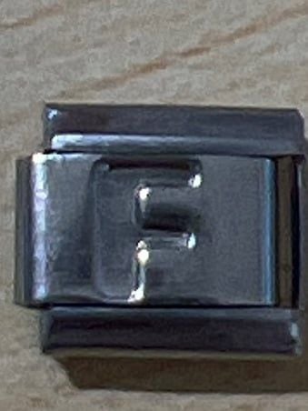 Chữ cái bạc chìm không chân
