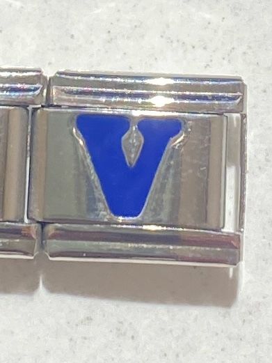 Chữ cái xanh có chân