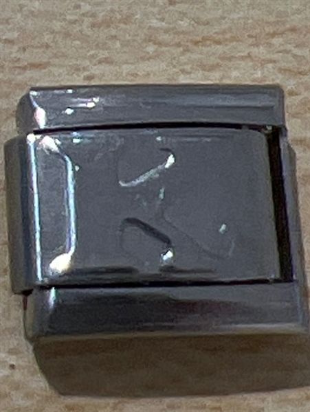 Chữ K bạc có chân