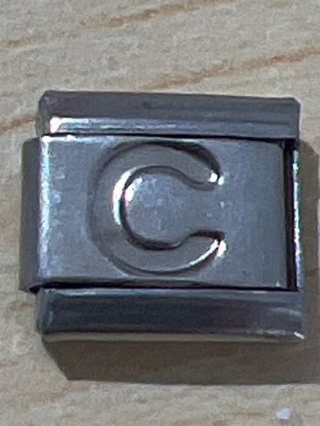 Chữ cái bạc chìm không chân