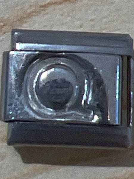 Chữ cái bạc chìm không chân