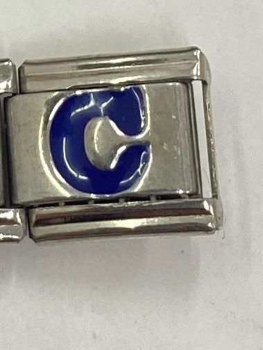 Chữ cái xanh có chân