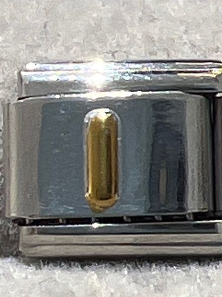 Chữ cái vàng nổi