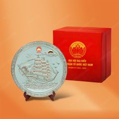 Đĩa trưng bày Thuận Buồm men màu kẻ vàng quà tặng Đại hội Mặt Trận Tổ Quốc