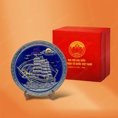 Đĩa trưng bày Thuận Buồm men màu kẻ vàng quà tặng Đại hội Mặt Trận Tổ Quốc
