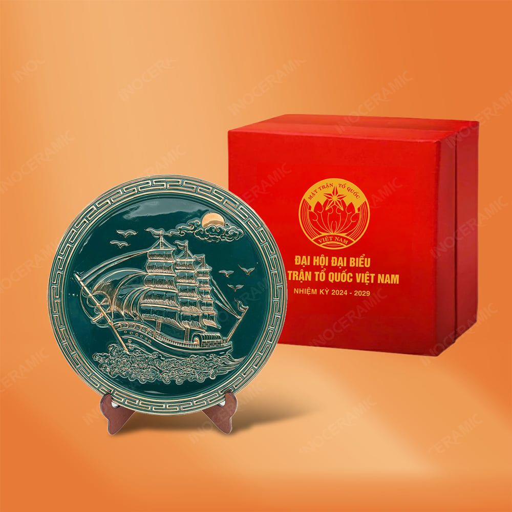 Đĩa trưng bày Thuận Buồm men màu kẻ vàng quà tặng Đại hội Mặt Trận Tổ Quốc