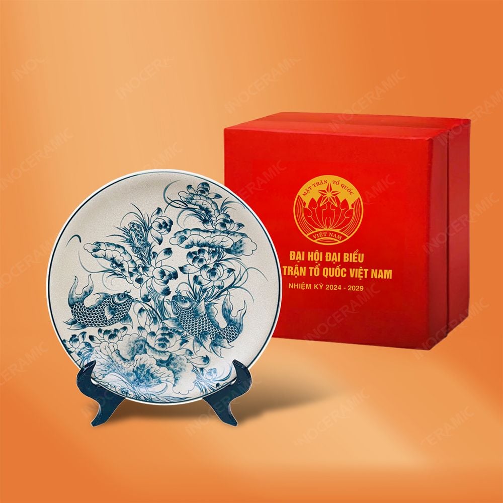 Đĩa trưng bày hoa văn vẽ tay in logo Đại hội Mặt Trận Tổ Quốc MTTQ