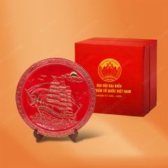 Đĩa trưng bày Thuận Buồm men màu kẻ vàng quà tặng Đại hội Mặt Trận Tổ Quốc