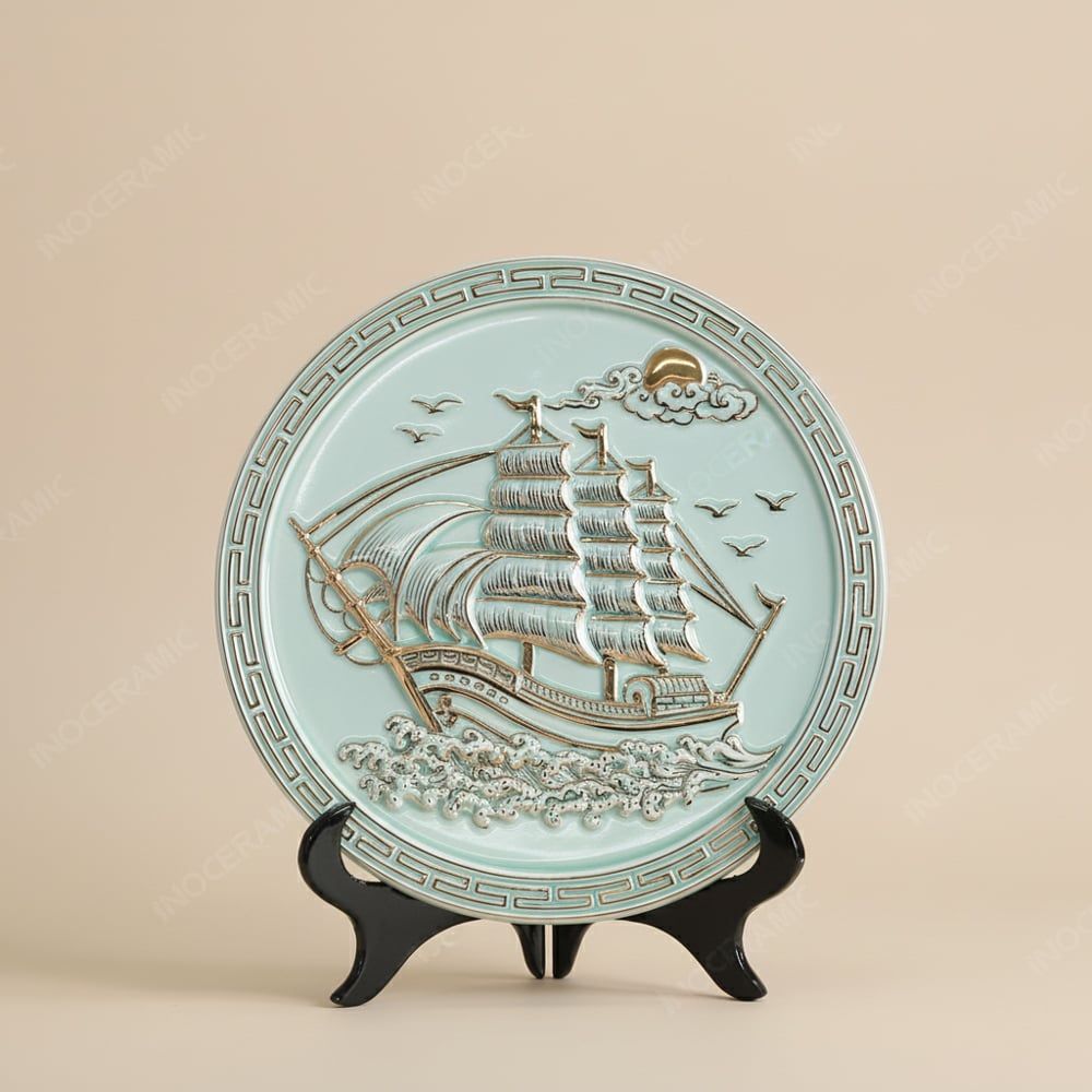 Đĩa trưng bày Thuận Buồm Xuôi Gió men màu kẻ vàng in logo