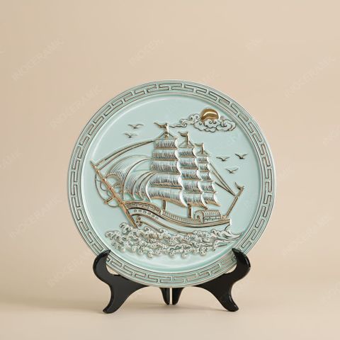 Đĩa trưng bày Thuận Buồm Xuôi Gió men màu kẻ vàng in logo