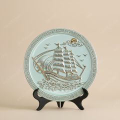 Đĩa trưng bày Thuận Buồm Xuôi Gió men màu kẻ vàng in logo