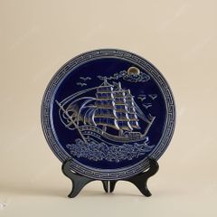 Đĩa trưng bày Thuận Buồm Xuôi Gió men màu kẻ vàng in logo