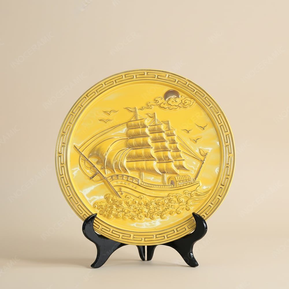 Đĩa trưng bày Thuận Buồm Xuôi Gió men màu kẻ vàng in logo