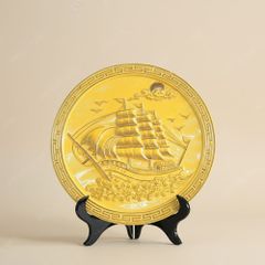 Đĩa trưng bày Thuận Buồm Xuôi Gió men màu kẻ vàng in logo